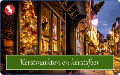 Winkel en straat met kerstversiering in Engeland