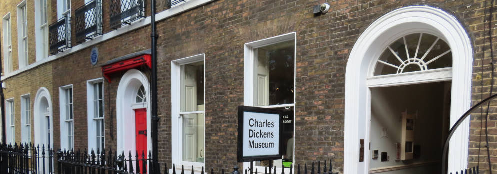 Blauwe plaquette van Charles Dickens in London, Engeland