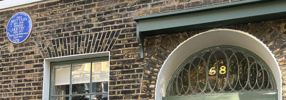 Blauwe plaquette van Charles Dickens in London, Engeland