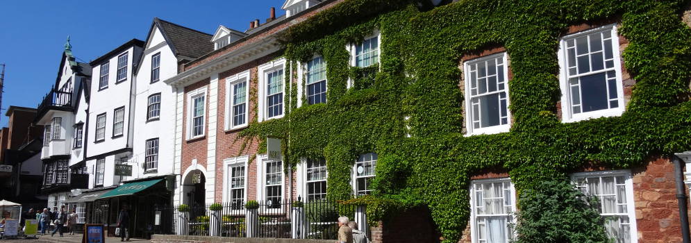 Mooie straat in de stad Exeter, Engeland