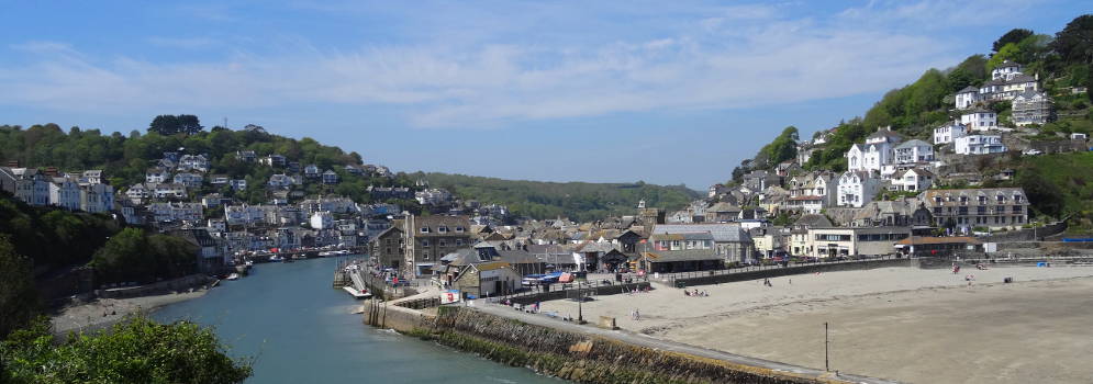 Zicht op Looe vanaf het kustpad in Cornwall