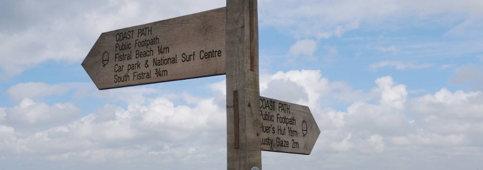 Wegwijzers voor wandelaars in Newquay, Cornwall