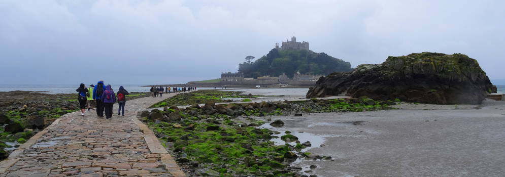 Wandelen naar St Michael's Mount in Cornwall, Engeland
