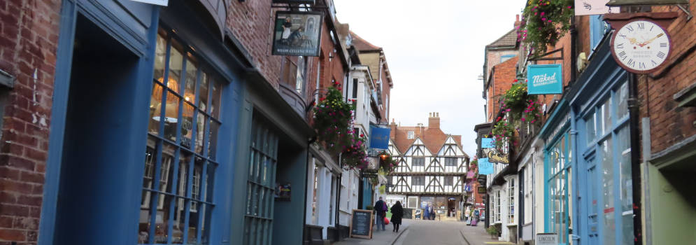 Pittoresk winkelstraatje in Engeland