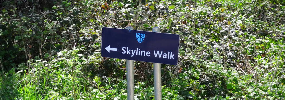 Wegwijzers voor wandelaars van de Bath Skyline Walk in Engeland