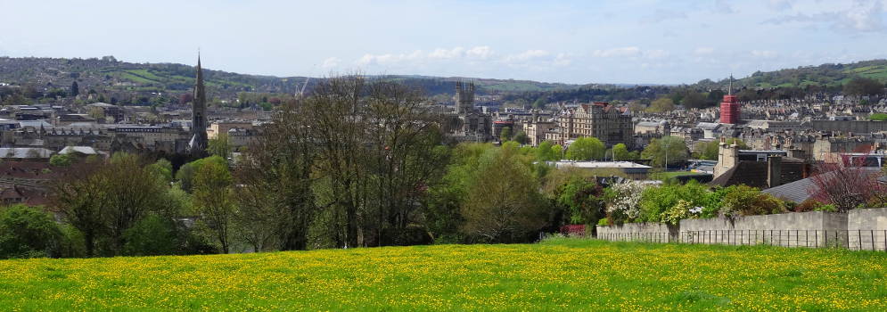 Uitzicht op de stad vanaf de Bath Skyline Walk in Engeland