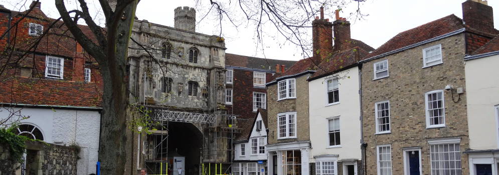 Poortgebouw van Canterbury Cathedral in Kent, Engeland