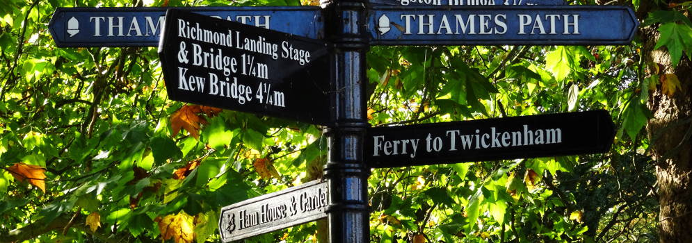 Wegwijzers voor het Thames Path in Richmond, Londen