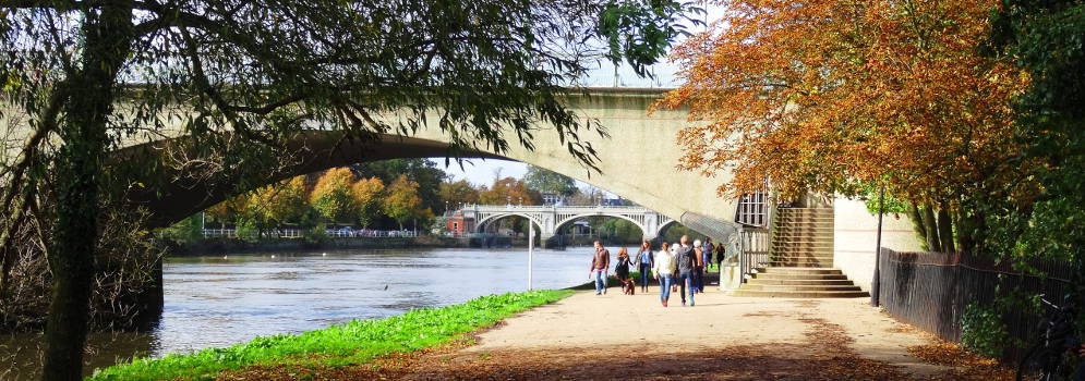 Bij de brug en wandelpad in Richmond, Londen