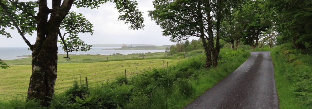De weg naar Duart Castle op het eiland Mull