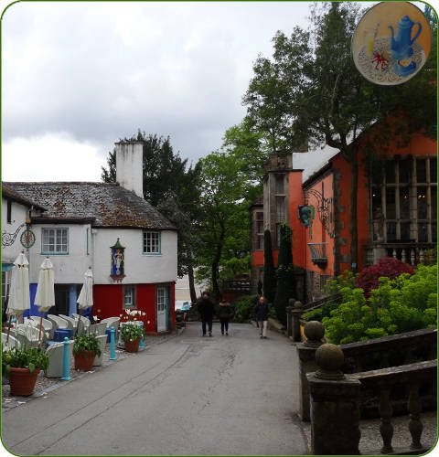 Gekleurde huizen in Portmeirion, Wales