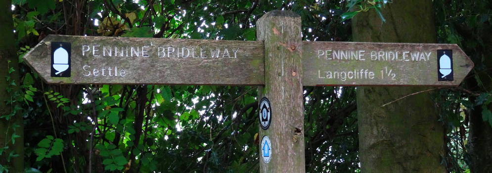 Wegwijzers voor wandelaarts bij Settle in de Yorkshire Dales, Engeland