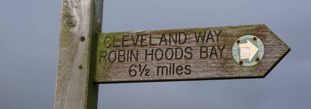 Wegwijzer voor de Cleveland Way naar Robin Hood's Bay in Yorkshire