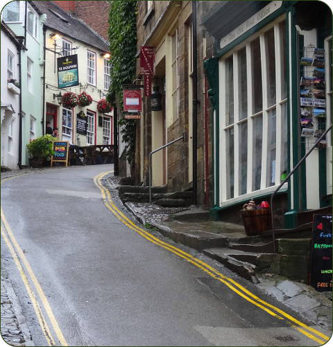 Straatje en pub in Robin Hood's Bay