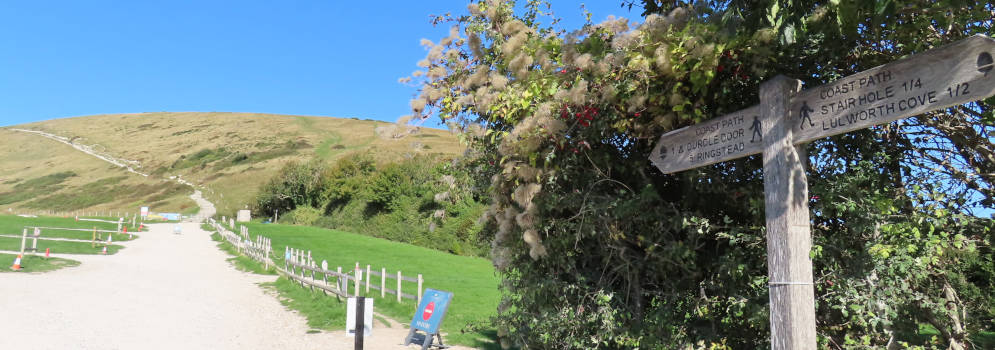 Wegwijzers in Lulworth Cove