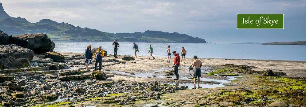 poelen en strandje op het eiland Skye, Schotland