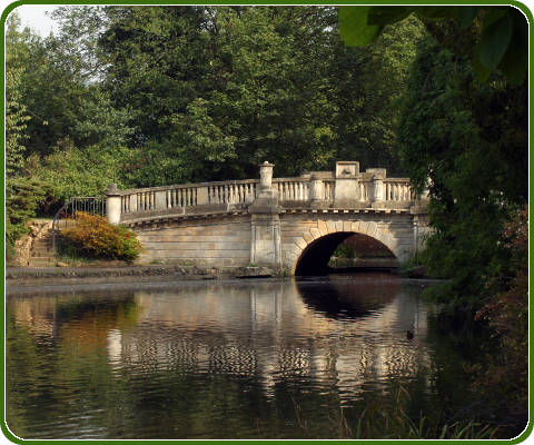Parklandschap en brug in Cheltenham, Engeland