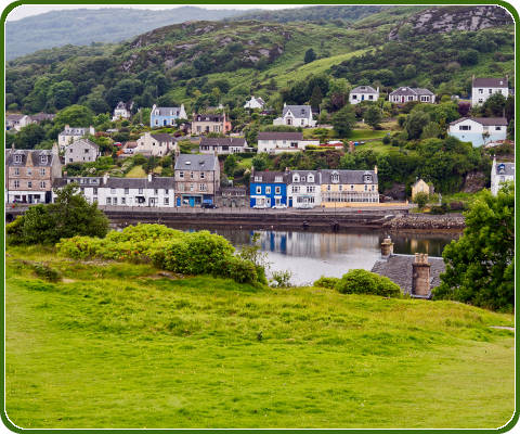 Het kustdorp Tarbert in Argyll and Bute, Schotland