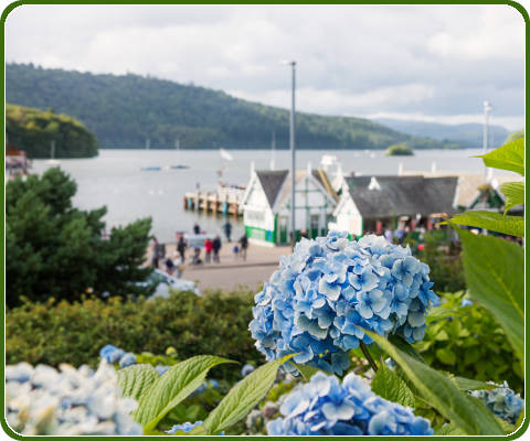 De trekpleister Bowness-on-Windermere in het Lake District, Engeland
