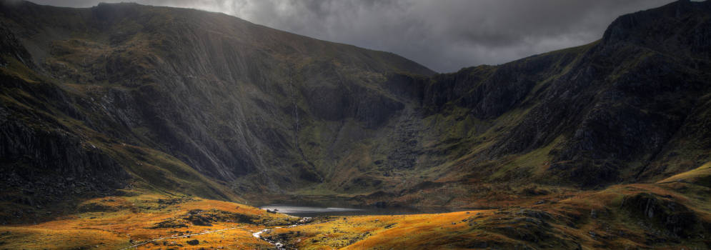 De berg Tryfan en het meer Llyn Ogwen in Snowdonia, Wales