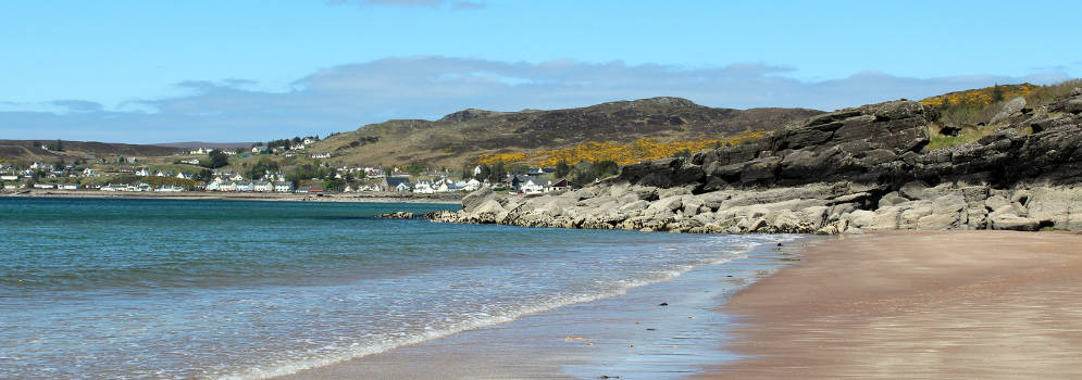 Strand en dorp Gairloch in Noord Schotland