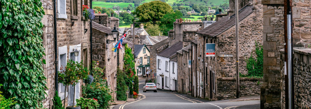 De High Street van het stadje Kirkby Lonsdale in Cumbria, Engeland