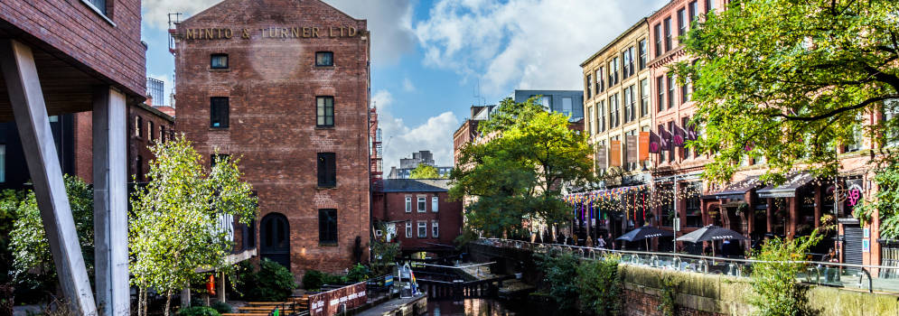 Oud pakhuis langs het Rochdale Canal in Manchester, Engeland