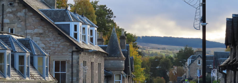 Het dorp Pitlochry in de bossen van Perth & Kinross, Schotland