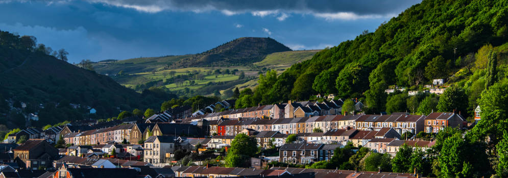 Steenkoolslakken van de Old Smokey bij het stadje Porth in de Rhondda vallei, Wales